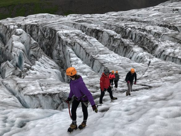 Vatnajökulsþjóðgarður býr yfir þeirri sérstöðu að skriðjöklar ná þar niður á láglendi að sunnanverðu. Þar er því auðvelt að fara í stuttar jöklagöngur og íshellaferðir og bjóða ýmis ferðaþjónustufyrirtæki upp á slíkar ferðir. – Vatnajökull National Park has the unique feature that glaciers almost reach the coastline on its south side. It is therefore easy to go on short glacier hikes and ice cave trips, and many tourism companies offer such trips.