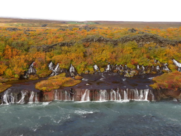 Hraunfossar í Borgarfirði. Vatnið í fossunum er lindavatn sem streymir undan Hallmundarhrauni og fellur í Hvíta. – Hraunfossar in Borgarfjörður, formed by numerous springs that flow from beneath Hallmundarhraun into Hvítá river. Ljósm./Photo: Magnús Á. Sigurgeirsson.