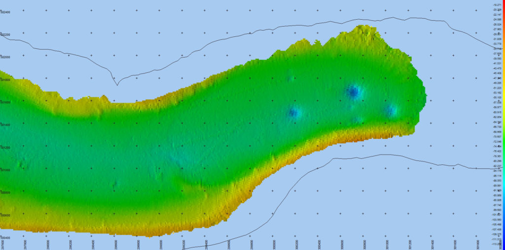 2. mynd. Mælingar Hafrannsóknastofnunar innst í Geirþjófsfirði leiddu í ljós stórar holur í botninum. Sjávardýpi á svæðinu er um 70 metrar, en holurnar ná allt að 20 metrum niður fyrir það dýpi. Byggt á gögnum Hafrannsóknastofnunar. − A detail from the MRI surveys. This is in Geirþjófsfjörður, and shows holes in the bottom sediment. The holes are dug into the fjord bottom at about 70 metres’ depth.