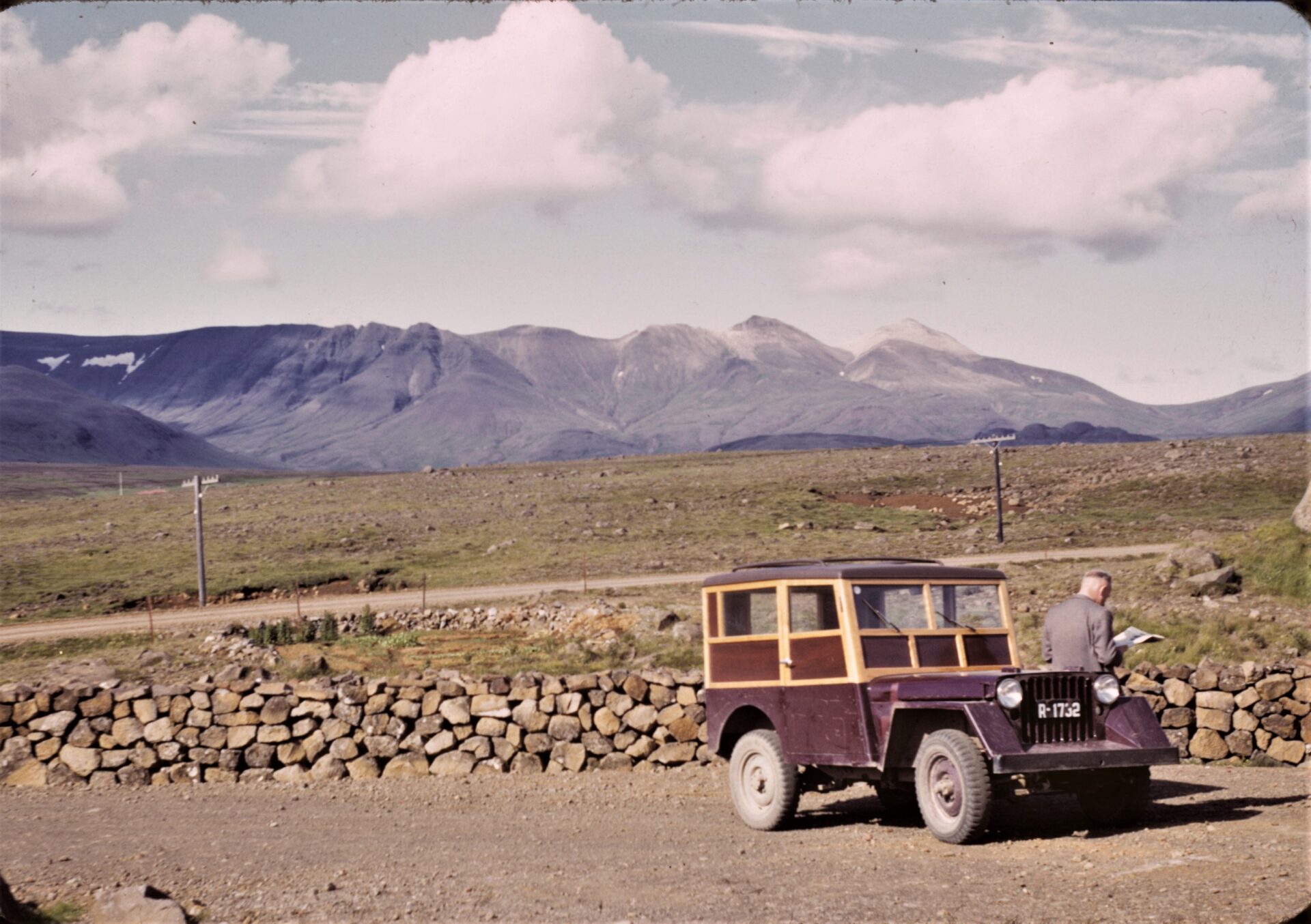 3. mynd. Jeppi Náttúrugripasafnsins við Gljúfrastein. Safnið eignaðist hann haustið 1950. Þann vetur starfaði Sigurður í Svíþjóð ogheim kominn þurfti hann að æfa sig í akstri. Í dagbók 24. júlí 1951 skráði hann: „...er að æfa mig á jeppanum. Fór í dag til Kiljans og þáði af honum kaffi og Ólaf Kárason á sænsku. Hann kom bílskrjóða mínum niður af hólnum og síðan keyrði ég einn að bæ ..." Ljósmynd: Sigurður Þórarinsson.