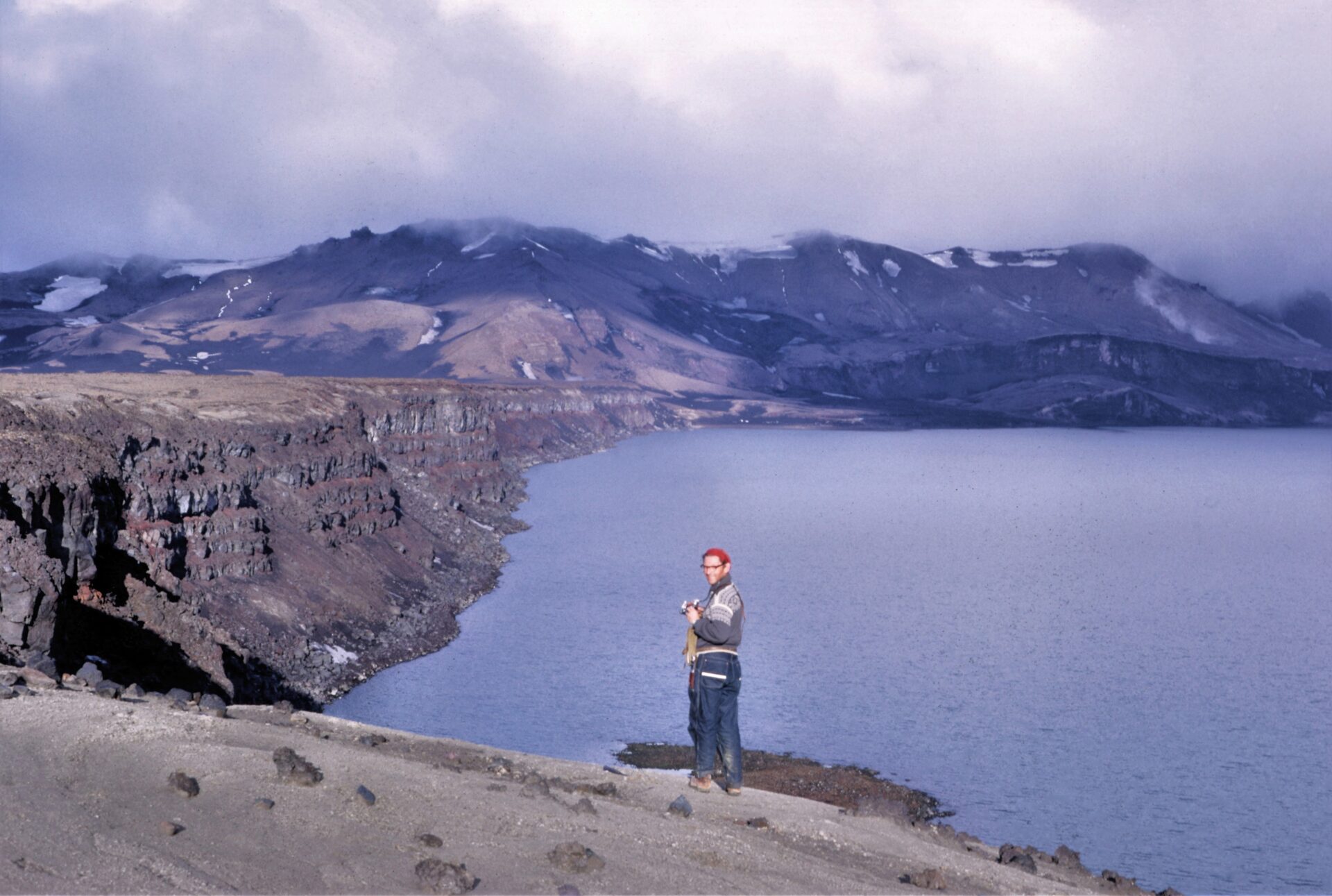 5. mynd. Sigurður við Öskjuvatn sumarið 1962. Askja er merk eldstöð en fyrir Sigurð Þórarinsson var hún miklu meira en það. Hann var heillaður af kynngi staðarins og mikilfengleik og vissi að Öskjugosið 1875 hafði verið örlagavaldur í lífi föðurfjölskyldu hans. Ljósmynd: Halldór Ólafsson.57