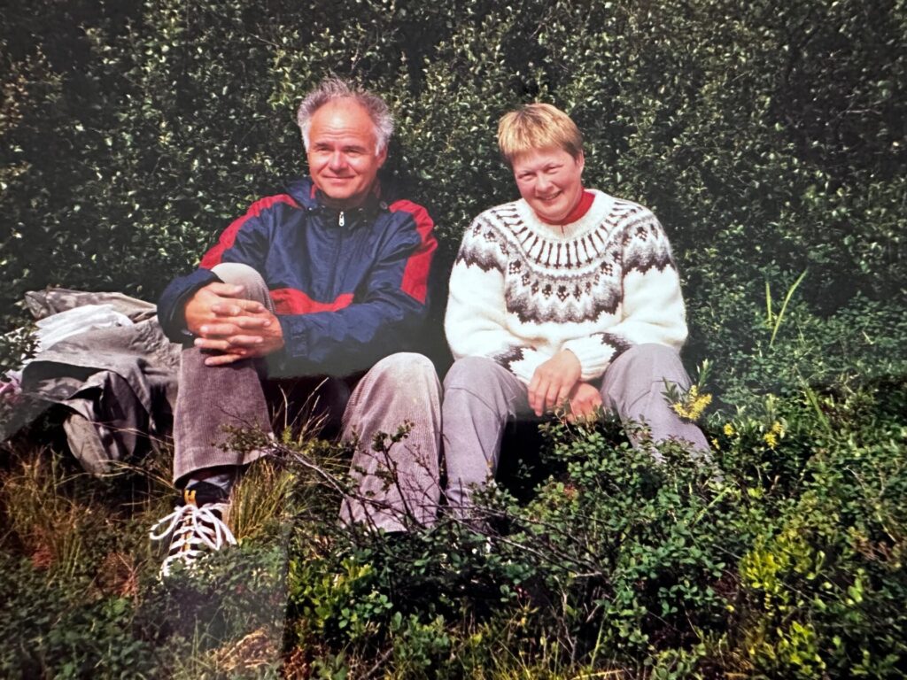 Árið 1988 kvæntist Hörður Sigrúnu Björgu Sigurðardóttur, frá Hafursstöðum í Vindhælishreppi, A.-Húnavatnssýslu. Sigrún er áhugasöm um plöntur og lærði að þekkja þær margar á vegferð sinni með Herði. Mynd tekin af þeim hjónum í Bjarkalundi, Barðaströnd, 1999.