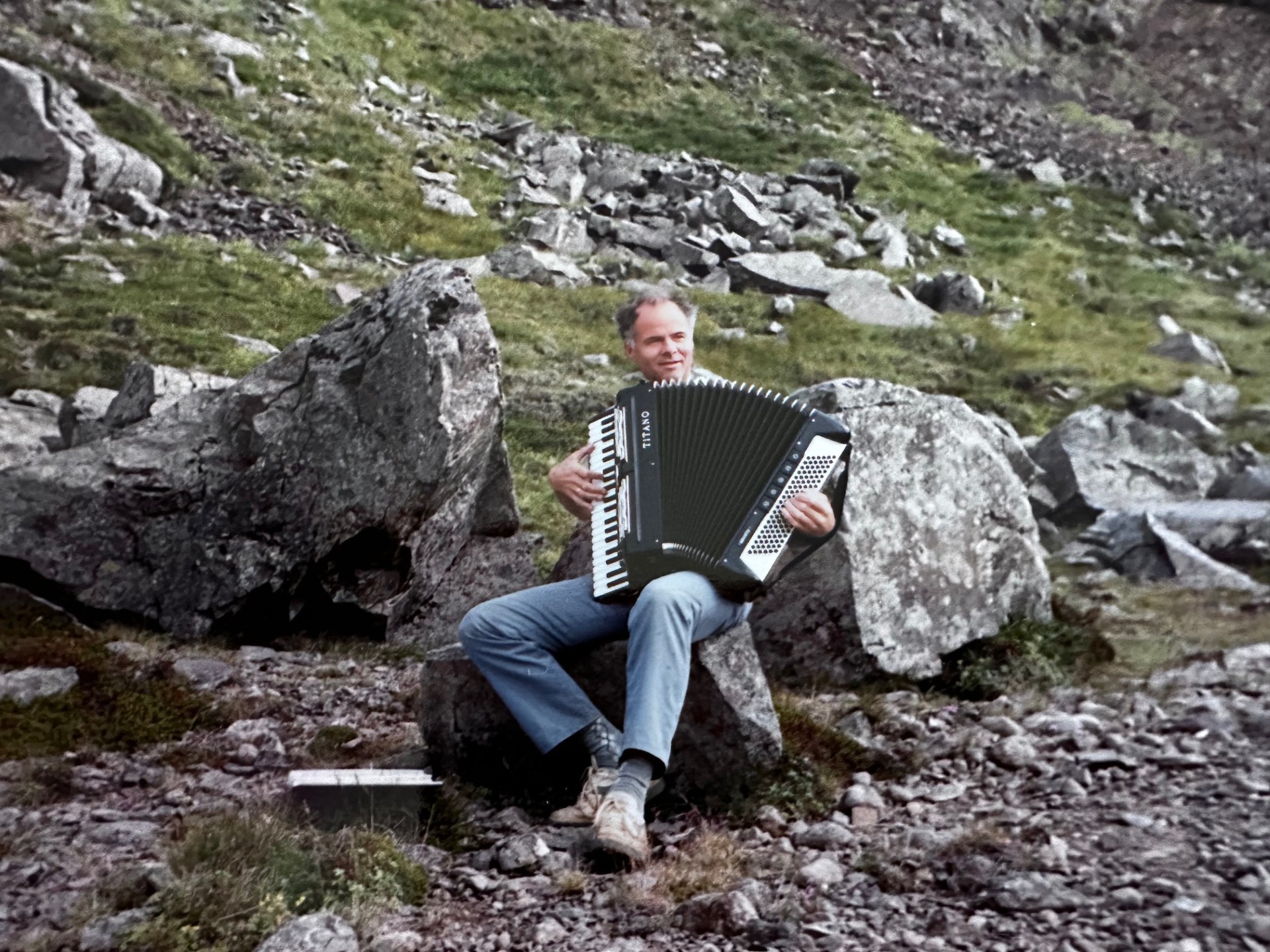 Hörðir spilar á harmoniku í Hamarsdal í júlí 1990. Ljósm. Sigrún Sigurðardóttir.