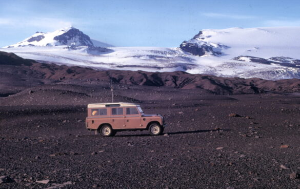 1. mynd. Fyrsti bíll Eldfjallastöðvarinnar var langur Land Rover III 109. Myndin er tekin í Kverkfjöllum árið 1975. Ljósm.: Halldór Ólafsson
