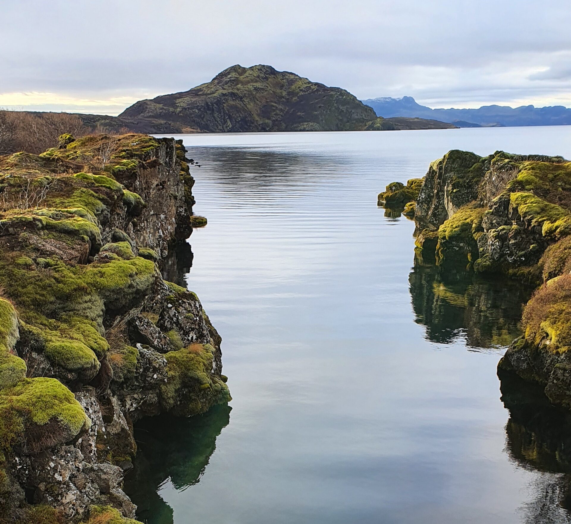 Útsýni suður úr Davíðsgjá á Þingvallavatn, Arnarfell í fjarska. – View south from Davíðsgjá rift toward Arnarfell mountain, over Þingvallavatn. Ljósm./Photo: Arnar Pálsson