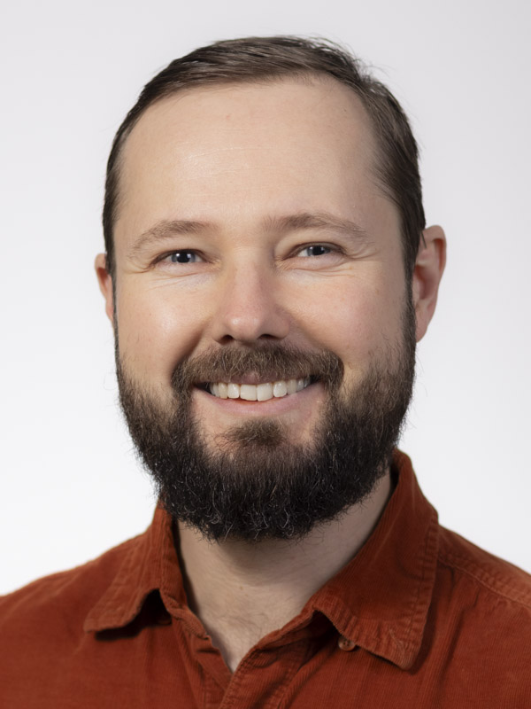 Áki Jarl Láruson (f. 1985) lauk BS-prófi í almennri líffræði með aukagrein í efnafræði við California State Polytechnic University, Humboldt, árið 2010, og doktorsprófi við Hawaí-háskóla í Mānoa 2018. Hann hefur unnið við að svara þróunar- og vistfræðilegum spurningum með erfðamengjagögnum, meðal annars við Northeastern-háskóla og Cornell-háskóla. Áki Jarl starfar sem stofnerfðafræðingur á Hafrannsóknastofnun. aki.jarl.laruson@hafogvatn.is