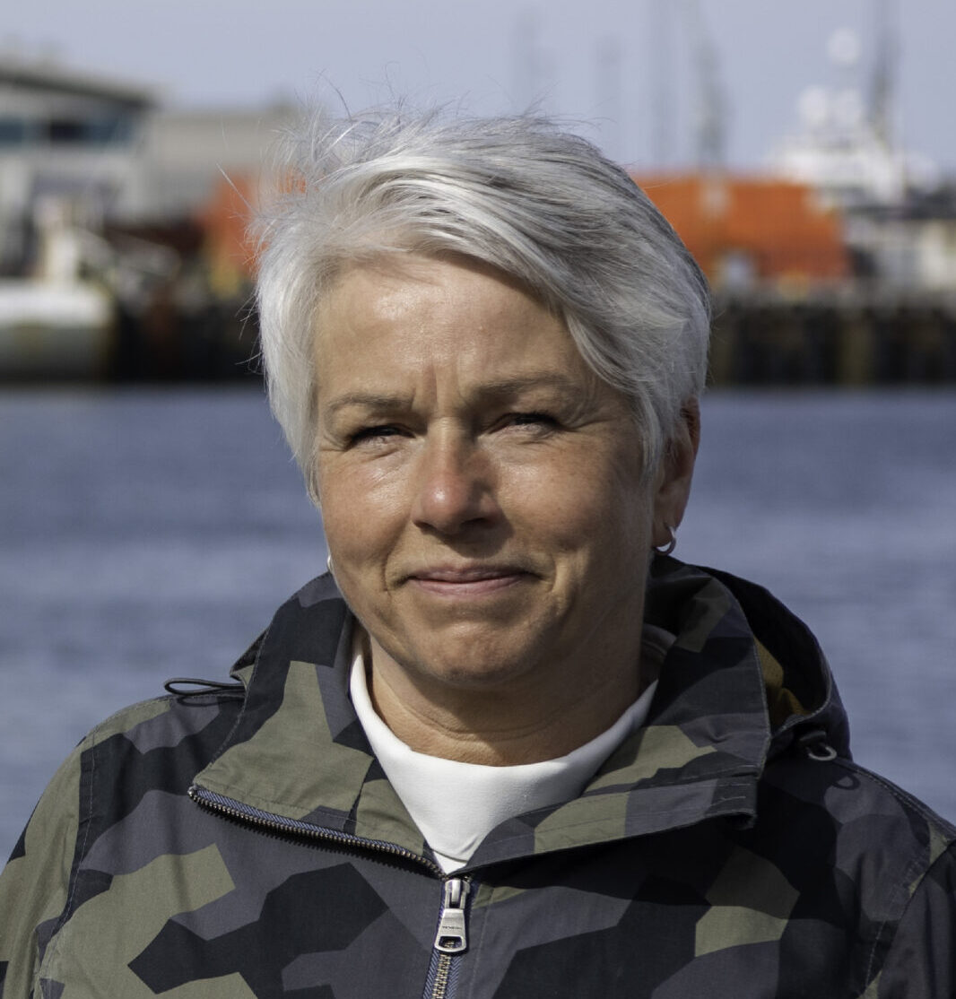 Svanhildur Egilsdóttir (f. 1966) lauk BS-prófi í líffræði við Háskóla Íslands árið 1992 og meistaraprófi í líffræðiljósmyndun frá Nottingham háskóla ári 2015. Svanhildur starfar sem sérfræðingur á Hafrannsóknastofnun. svanhildur.egilsdottir@hafogvatn.is