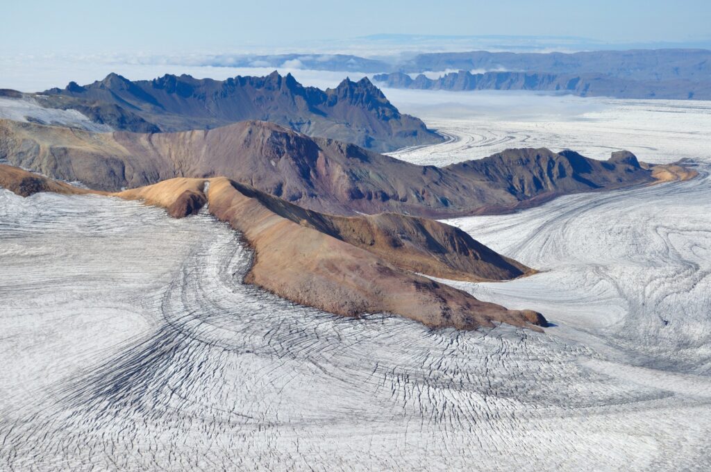 Skeiðarárjökull, horft yfir Skaftafellsfjöll. Fjær sjást Súlutindar, 2010.Ljósmynd/Photo: Snævarr Guðmundsson